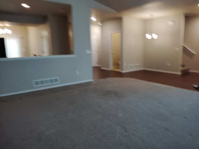 Building Photo - 704 Finch Dr