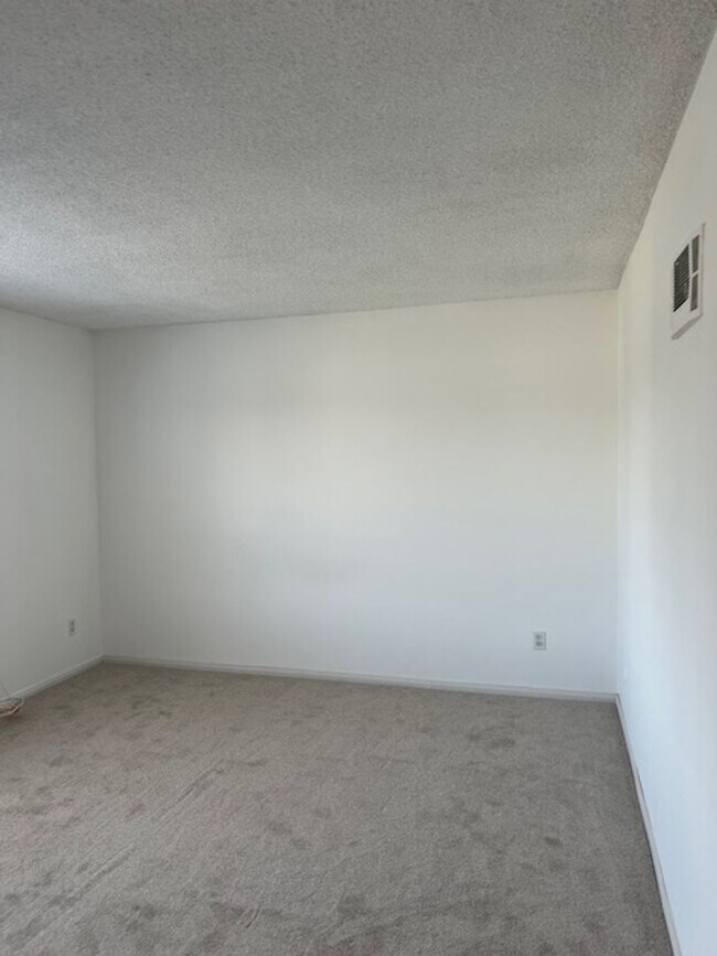 Building Photo - Move in Ready!  Available for immediate mo...
