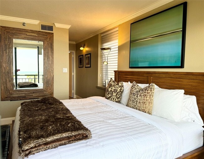 Building Photo - 5220 Seawall Blvd