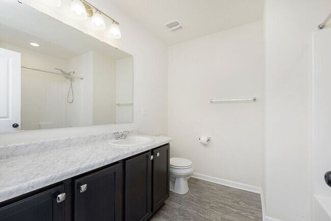 Building Photo - Beautiful 3 Bed 2.5 Bath in Central Greens...