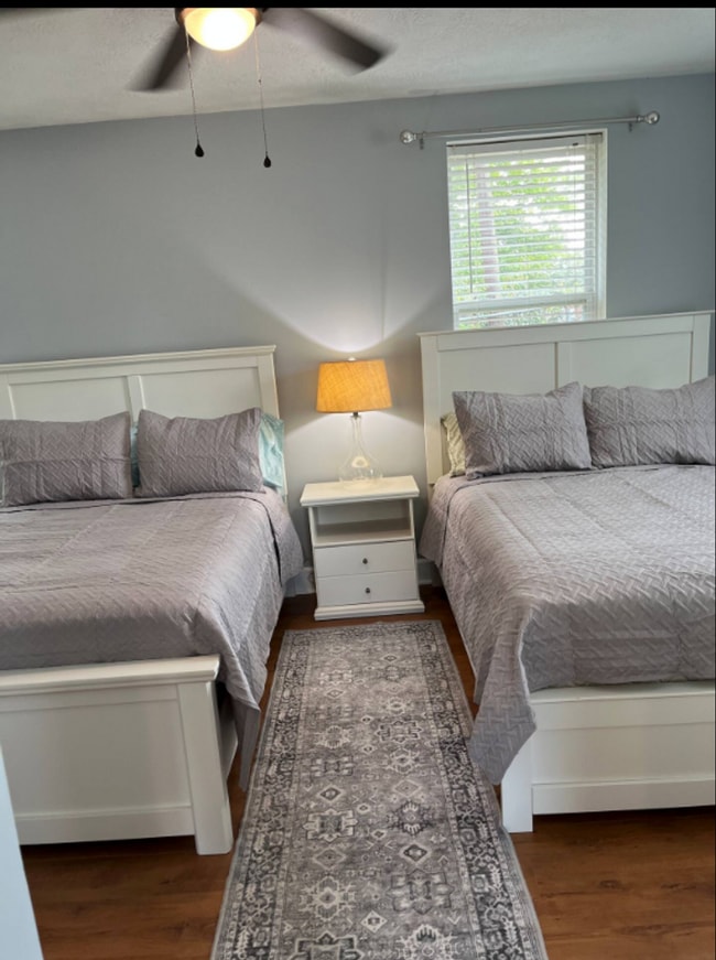 Building Photo - Charming Fully Furnished 1 Bedroom Cottage...