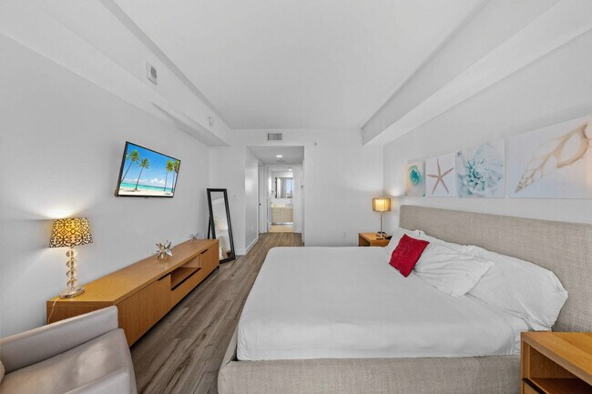 Building Photo - 2602 E Hallandale Beach Blvd