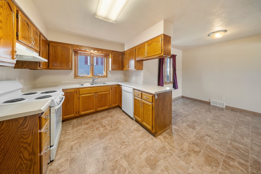 Kitchen and dining - 2405 W 28th St