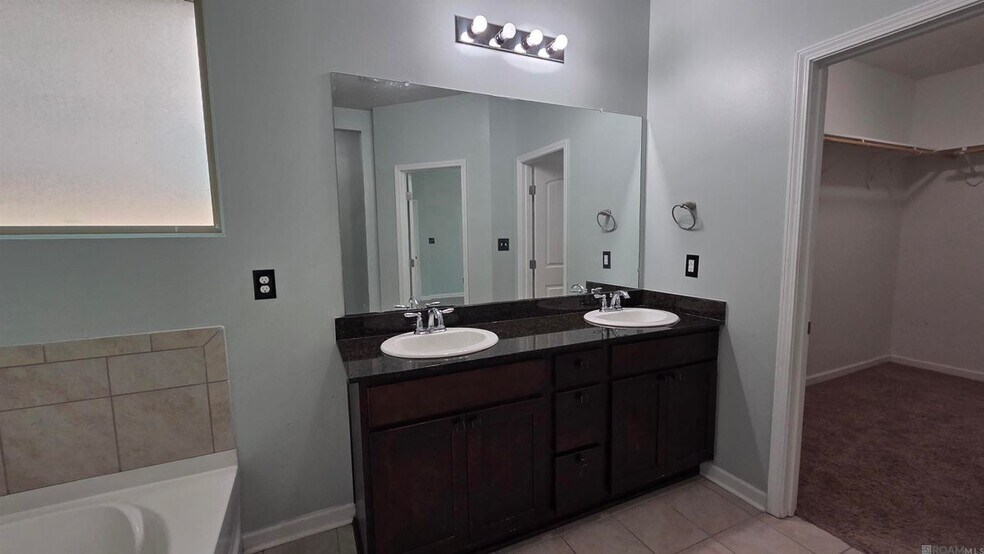 Building Photo - 583 Fall River Dr