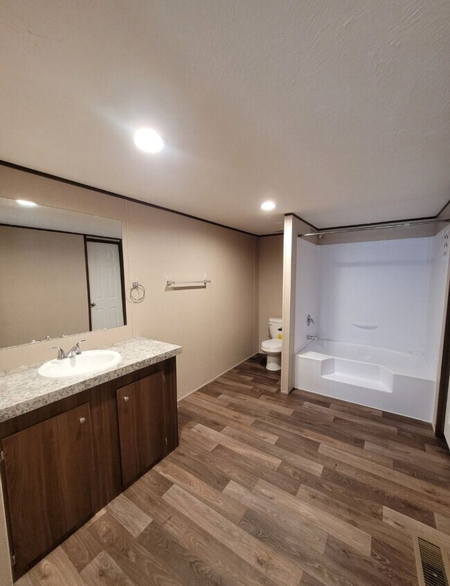 Building Photo - 165 Silver Cir
