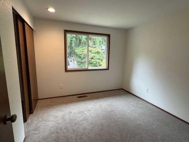 Building Photo - Quiet, N.Seattle neighborhood - duplex