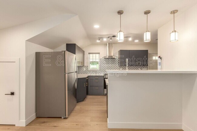 Building Photo - 125 N 11th Ave