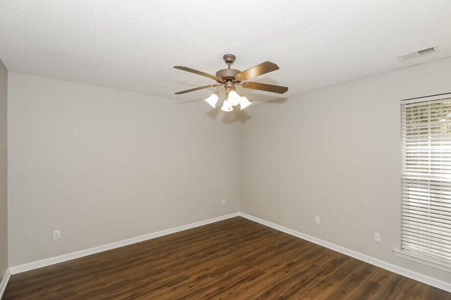 Building Photo - 10229 Cottage Farms Dr