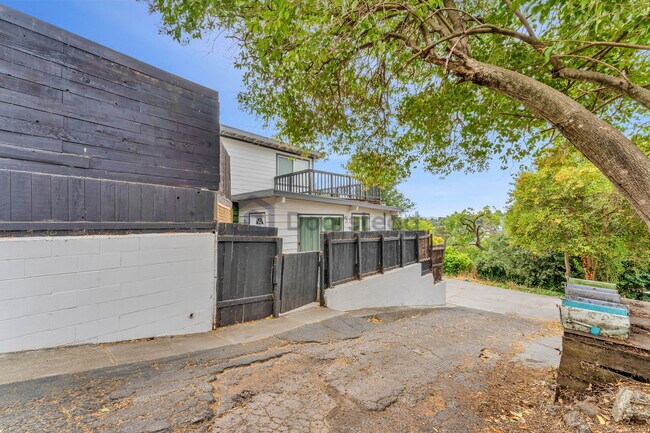 Building Photo - 551 Hichborn St