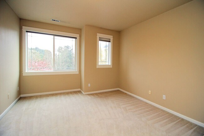 Building Photo - Alluring 4 Bedroom, 2.5 Bathroom Modern ho...