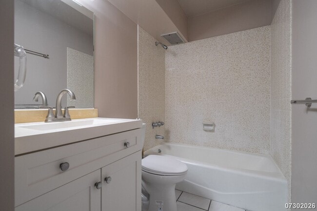 Building Photo - $3,000 / 2 Bed / 2 Bath / 2 Parking – Colonnade on The Green