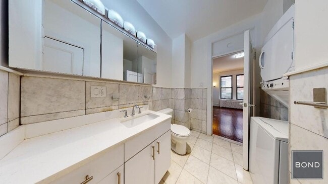 Building Photo - 166 W 72nd St
