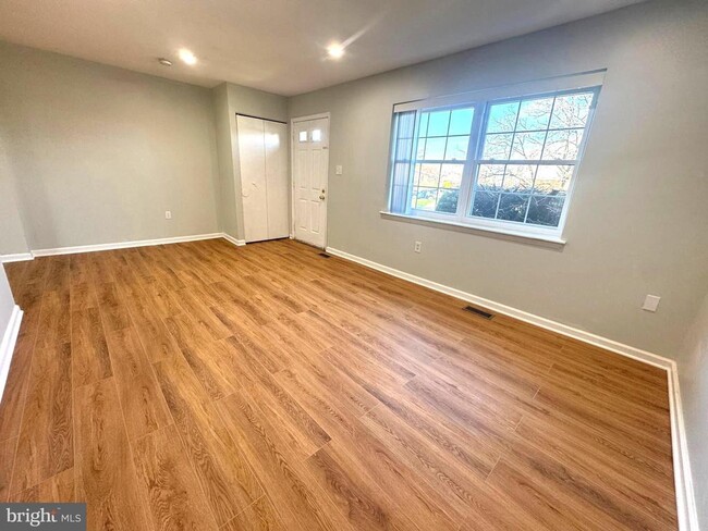 Building Photo - 4826 Grand Bend Dr