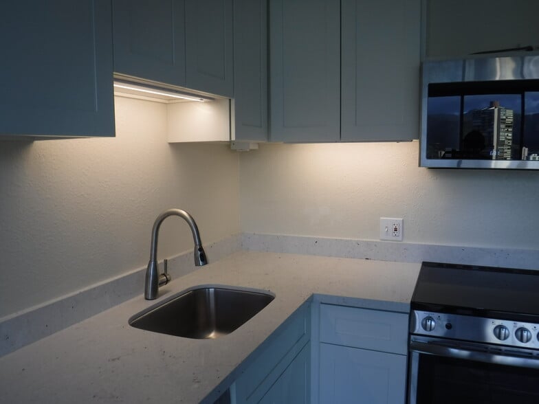 Building Photo - 2211 Ala Wai Blvd