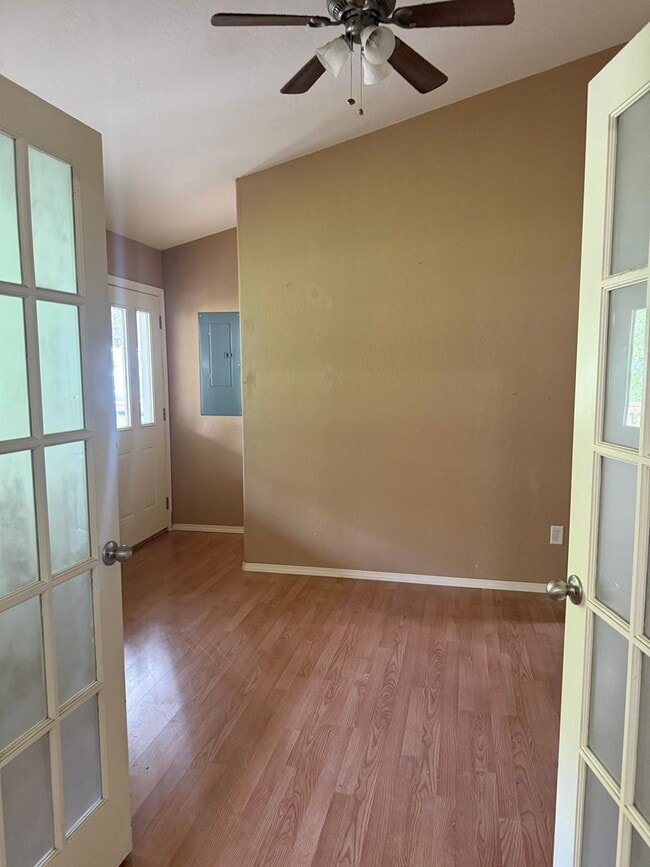 Building Photo - 3BED2BATH - LARGE FENCED BACK YARD, CENTRAL AC/HEAT, STAINLESS STEEL APPLIANCED, WASHER/DRYER HOOKUP