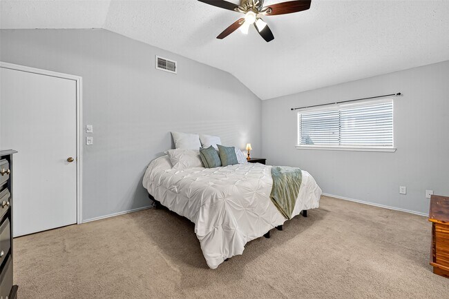 Building Photo - 930 Holly Hall Dr