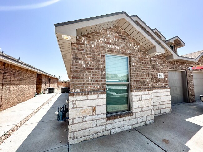 Building Photo - 3-Bedroom Duplex in Frenship ISD!