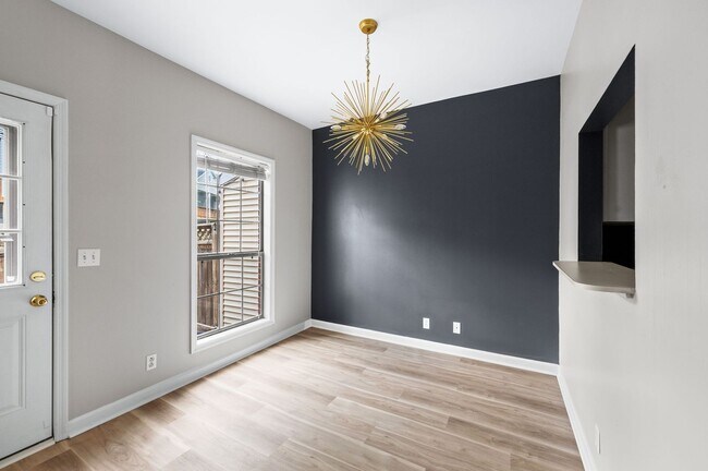 Building Photo - Awesome updated 2BR/1.5BA townhome in Bell...