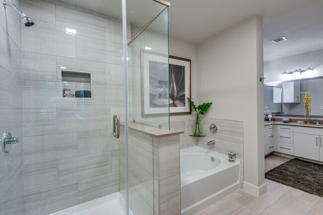 Building Photo - City Living, Extra Perks – Up to 1 Month F...