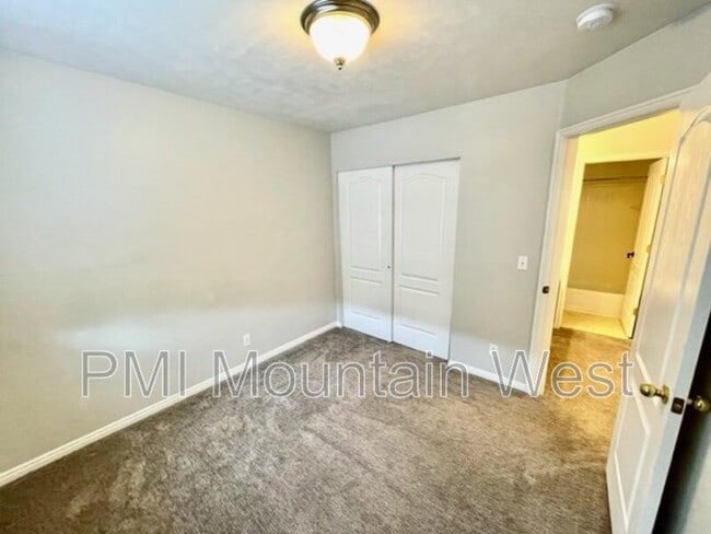 Building Photo - 55 Peregrine Ln