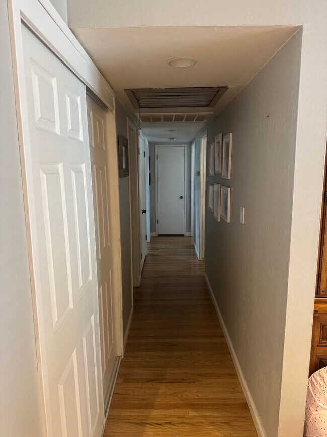 Building Photo - Gorgeous Updated 3 Bedroom in the heart of...