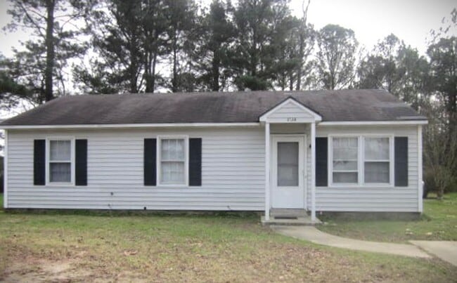Primary Photo - 1814 E Trail Dr SE