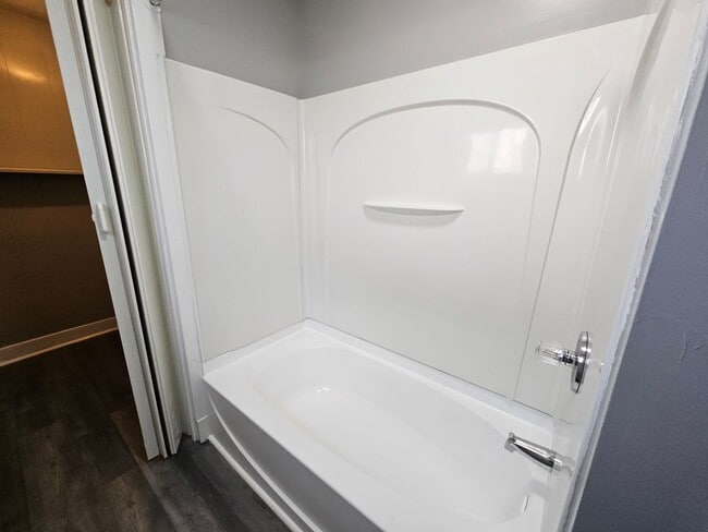 Building Photo - Newl updated 2 bedroom 1 bath located in C...