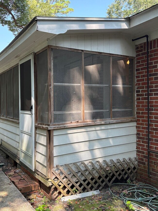 Building Photo - WS- 825/827 INGLESIDE DR