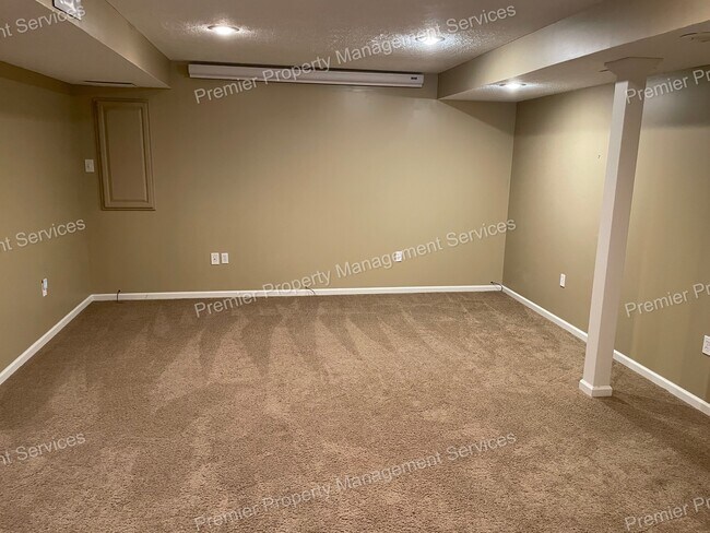 Building Photo - 709 Williamsburg Ct