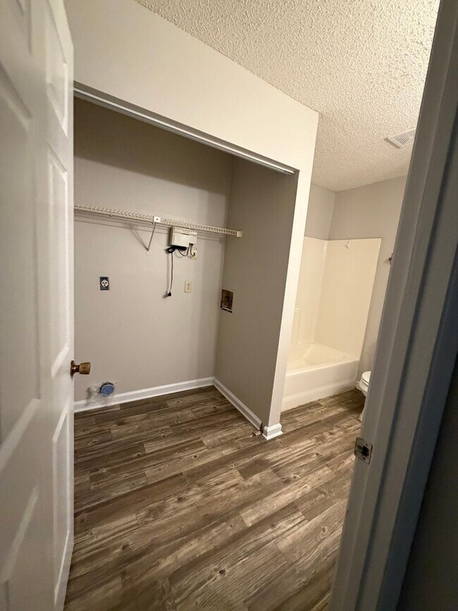 Building Photo - 302 Admiral's Walk Dr