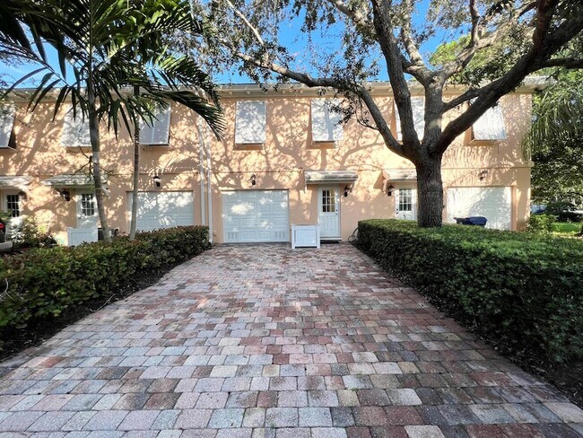 Building Photo - 2913 E Community Dr
