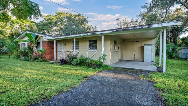 Building Photo - Renovated 3-Bed Furnished Home with Large ...