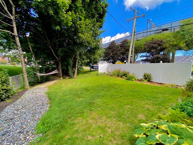 Building Photo - 9 Falkland Pl