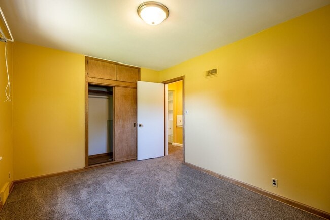 Building Photo - Come home to the serenity of Mequon-Thiensville