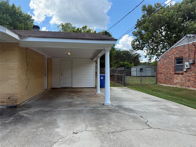 Building Photo - 637 Mimosa Rd