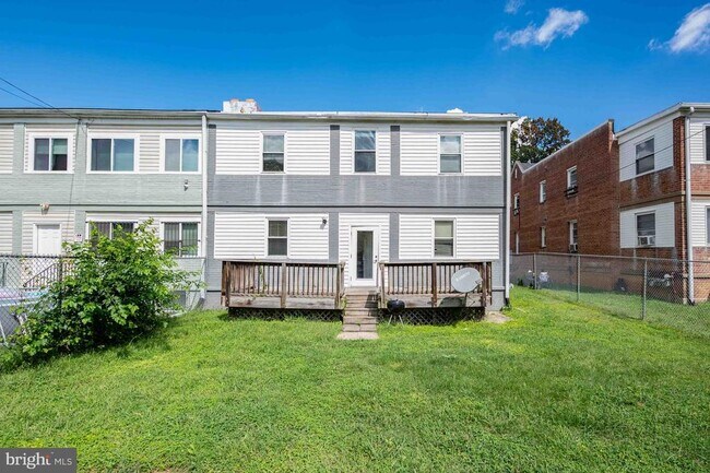 Building Photo - 257 Newcomb St SE