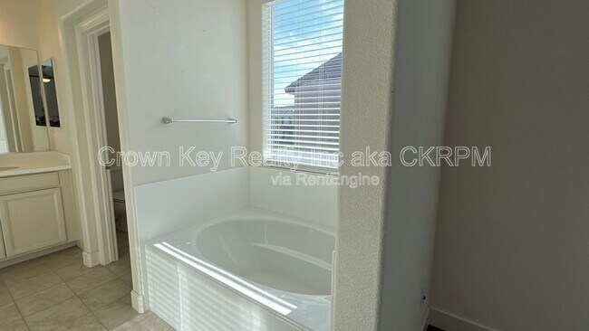 Building Photo - 448 Albertina Ave