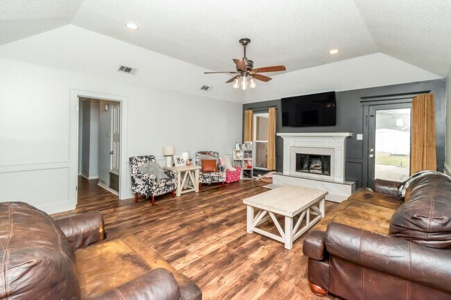 Building Photo - Great house with a pool in Satsuma!