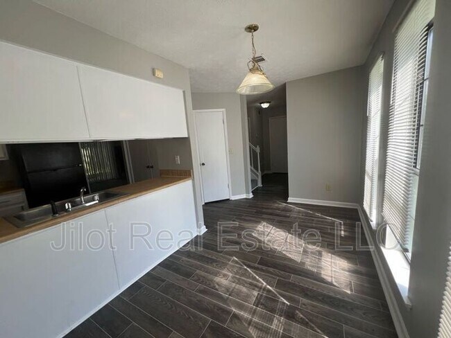 Building Photo - 803 Heritage Oaks Dr