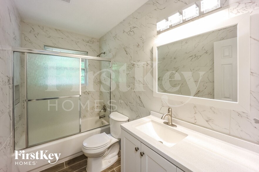 Building Photo - 743 Oak Dr