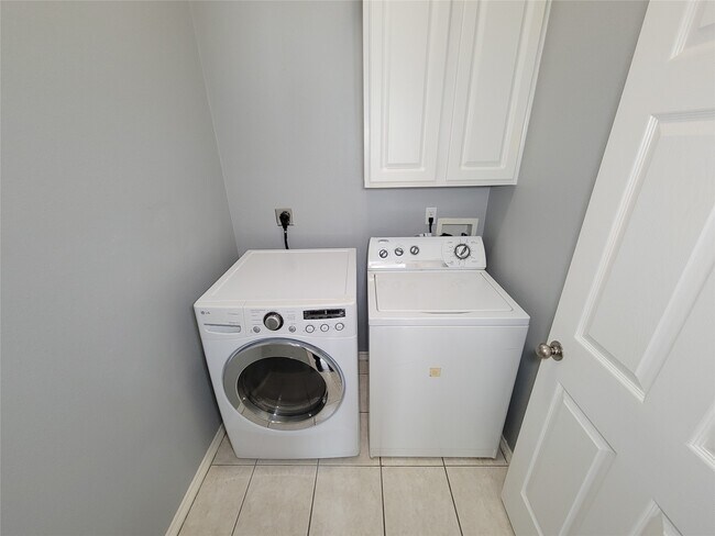Building Photo - 12755 Mill Ridge Dr