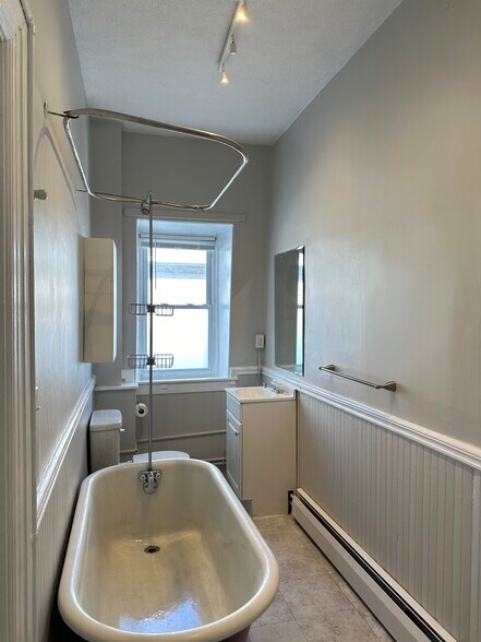 Building Photo - 124 Vinton St, 3