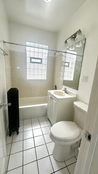 Building Photo - 4756 N Maplewood Ave
