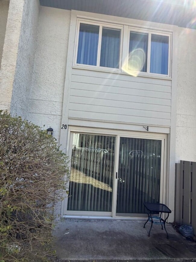 Building Photo - 2 Bedroom / 2 Bathroom @ Surf Court