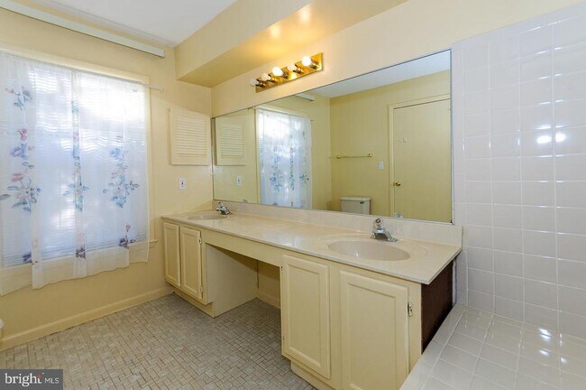 Building Photo - 115 Cascade Ct