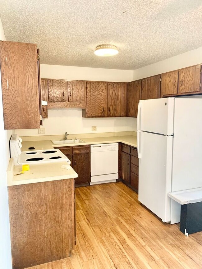 Building Photo - Large Two-Bedroom Apartment with Private H...