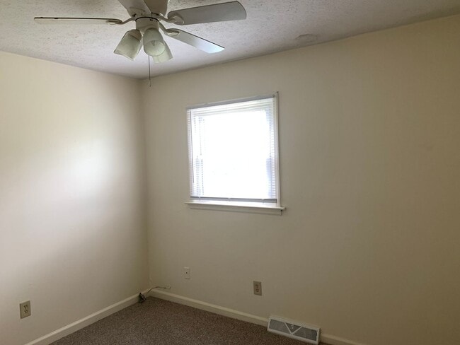 Building Photo - End Unit Townhome off Old Forest Road