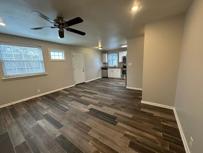 Building Photo - Charming 2 Bed 1 Bath Apartment Near Music Row