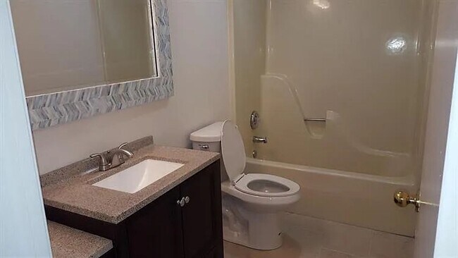 Building Photo - 4 bed/ 2.5 baths Single Family Home