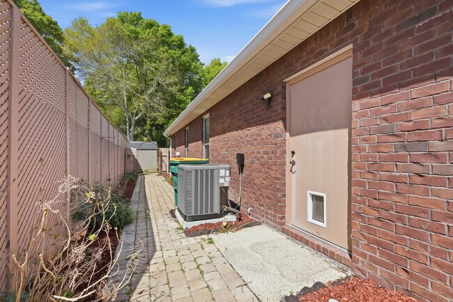 Building Photo - 2348 Cummings Dr